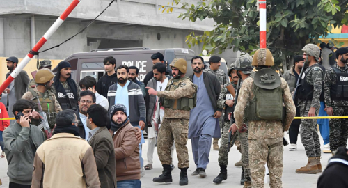 Pakistan, attacco suicida contro un checkpoint: almeno 15 morti tra le forze di sicurezza